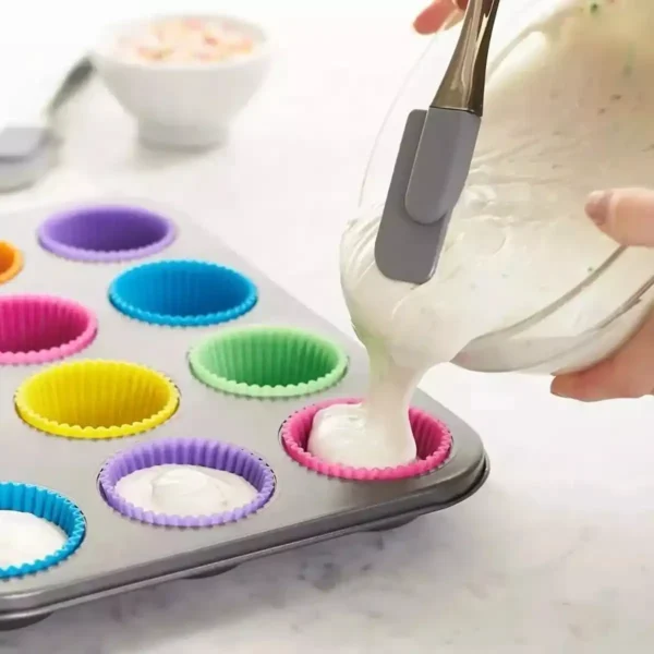 Charola para hornear cupcakes con12 capacillos de silicón - Image 5